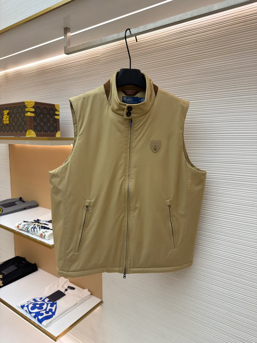 Ralph Lauren Gorham cotton vest ●Original version: Purchased and developed for 4590 ●Item number: 1682478-B50 ●Fabric: nylon fabric ●Technology: splicing production ●Color: khaki ●Version: fitted version ●Weight: about 465 grams ●Size: S-M-L-XL ●Description: Made of high-density nylon. The fabric is not only light and wear-resistant, but also effectively blocks wind and rain from the outside while keeping the inside dry. Made of soft nylon taffeta for a comfortable fit. The various parts of the vest (such as front and back panels, side panels, collar, etc.) are assembled together through precise splicing processes after being cut. When splicing, pay attention to aligning the seams to ensure that the whole piece is smooth and wrinkle-free. For the stitching at the splicing, hidden sewing technology is used to make the stitching less noticeable and improve the aesthetics. At the same time, for parts that are prone to wear and tear, such as collars and cuffs, reinforced splicing or hemming may be used to increase durability. The overall wiring is straight and delicate, the fabric is comfortable and soft, and the color is consistent without color difference. It can be matched with the same style to create a fashionable look and control various occasions. Customized accessories, complete with three standards, same style for men and women!